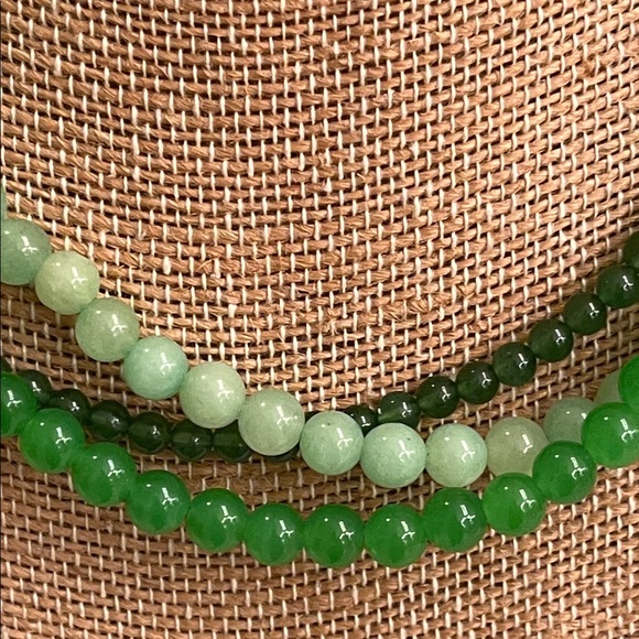 Green triple Beaded stones Necklace - Picture 6 of 7